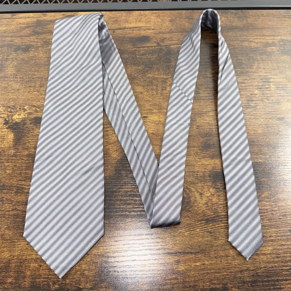 Van Heusen Gray 100% Silk Men's Neck Tie Hand Made Stain Resistant EUC!